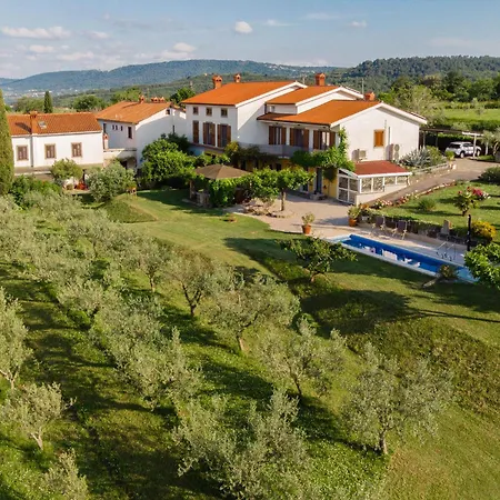 Med Oljkami Apartman Koper